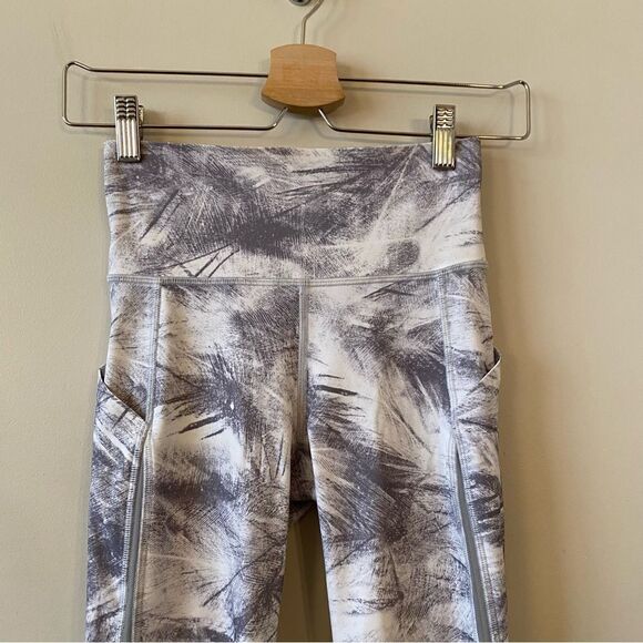 Lululemon Pace Perfect Crop (17") Breeze by White Light Cast / Light Cast - Picture 7 of 16